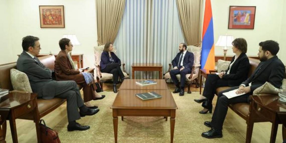 Глава МИД Армении и советник администрации президента Франции обсудили договоренности о гражданской миссии ЕС