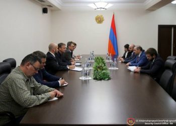 Секретарь Совета безопасности Армении встретился с членами Миссии ЕС по технической оценке