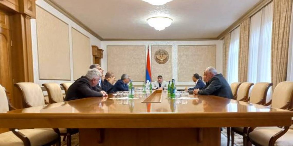 Араик Арутюнян встретился с представителями политических сил Национального собрания Арцаха