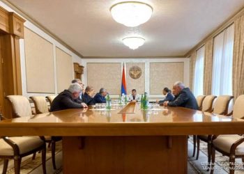 Араик Арутюнян встретился с представителями политических сил Национального собрания Арцаха
