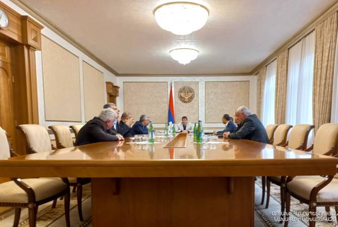 Араик Арутюнян встретился с представителями политических сил Национального собрания Арцаха