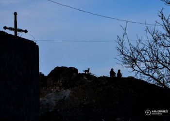 ВС Азербайджана нарушают режим прекращения огня, вначале стреляя по своим позициям, затем по армянским: МО Армении