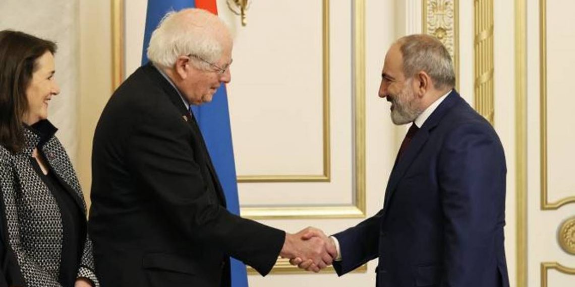 На встрече с Николом Пашиняном Дэвид Прайс подчеркнул необходимость возвращения азербайджанских сил на исходные позиции