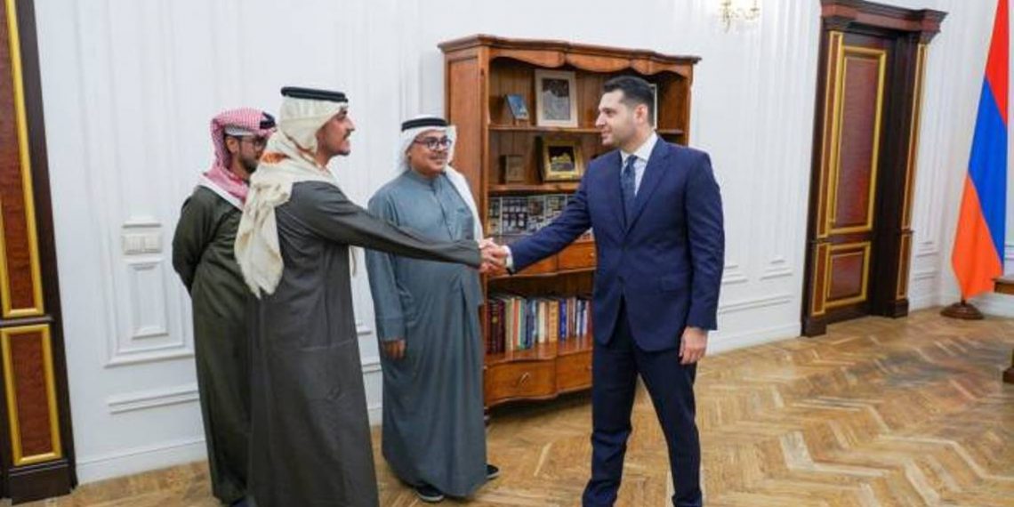 Вице-премьер Армении принял делегацию во главе с председателем Института Наследия Шарджи