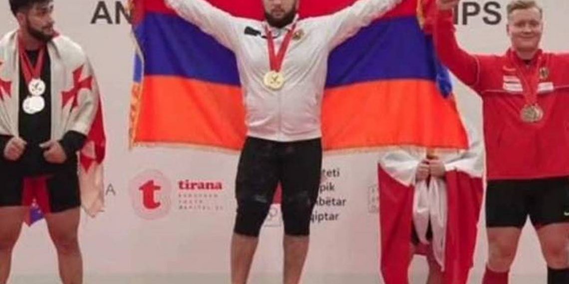 Юные тяжелоатлеты завоевали три золотые медали на чемпионате Европы