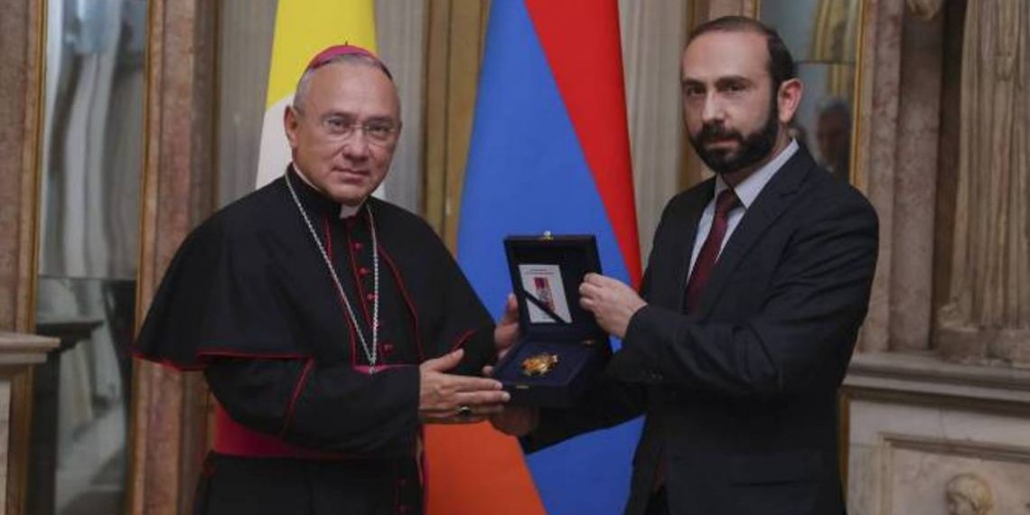 Министр ИД Армении встретился с заместителем госсекретаря Святого Престола по общим вопросам