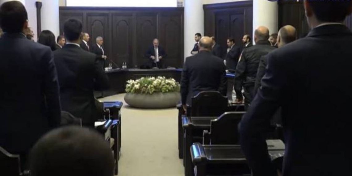 Члены правительства минутой молчания почтили память жертв теракта 27 октября