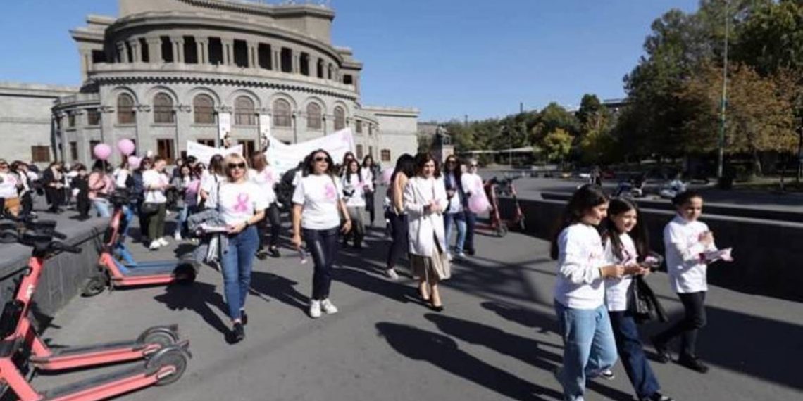Месячник борьбы с раком молочной железы завершился шествием: участвовала и министр Аванесян