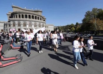 Месячник борьбы с раком молочной железы завершился шествием: участвовала и министр Аванесян