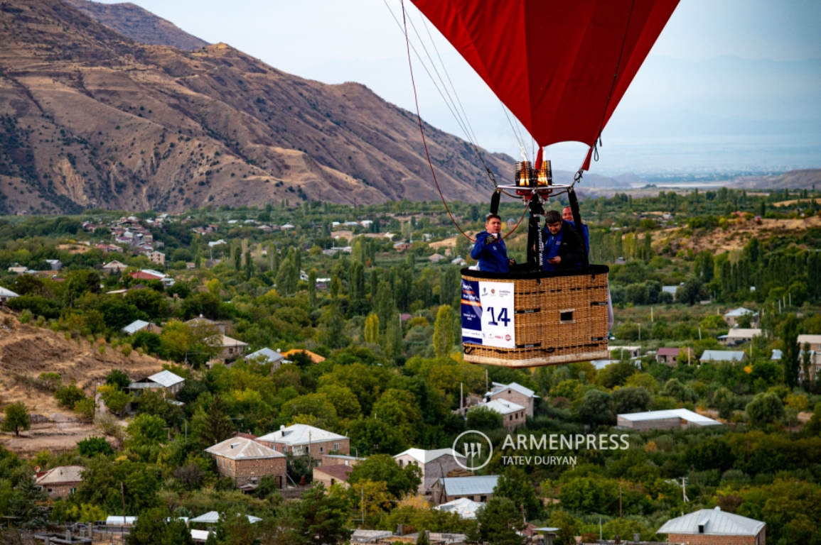 Разноцветные и сказочные воздушные шары в небе Гарни: продолжается международный фестиваль «Открой Армению с небес»
