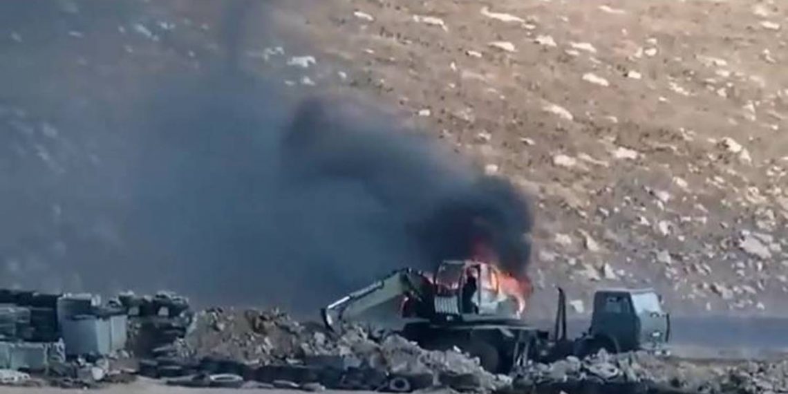 ВС Азербайджана открыли огонь по строительной технике, проводившей фортификационные работы на армянских боевых позициях