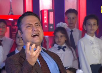 Общественное телевидение Азербайджана использовало детских хор, чтобы оскорбить Макрона