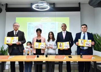 В обращение введена марка, посвященная лауреату премии «Аврора» Джульен Лусенге