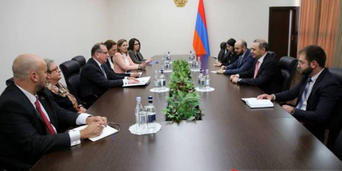 Секретарь Совета безопасности Армении принял делегацию, возглавляемую главой миссии наблюдателей ЕС в Армении и в Грузии