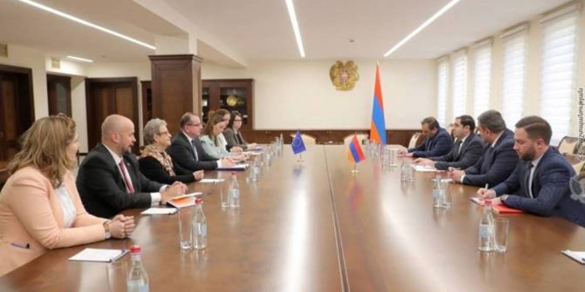 Министр обороны Армении с делегацией ЕС обсудил вопросы сотрудничества