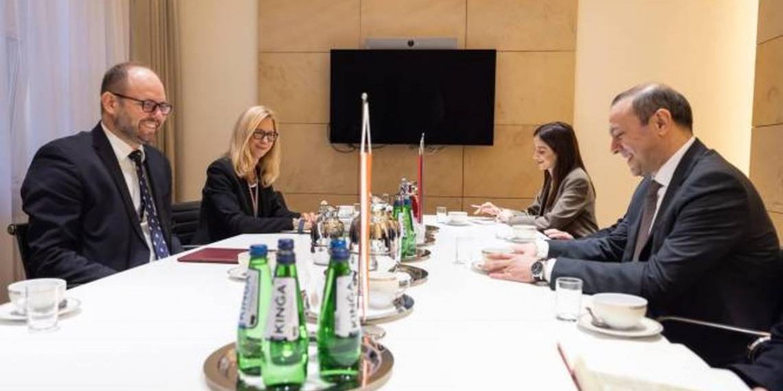 Секретарь Совбеза Армении встретился с заместителем госсекретаря Польши