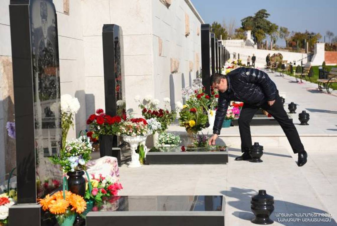 Араик Арутюнян почтил память погибших в третьей Арцахской войне