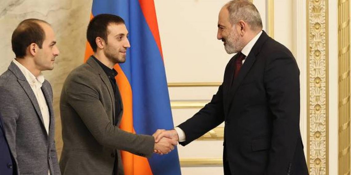 Премьер-министр принял нового чемпиона мира по гимнастике Артура Давтяна и бронзового медалиста Арутюна Мердиняна