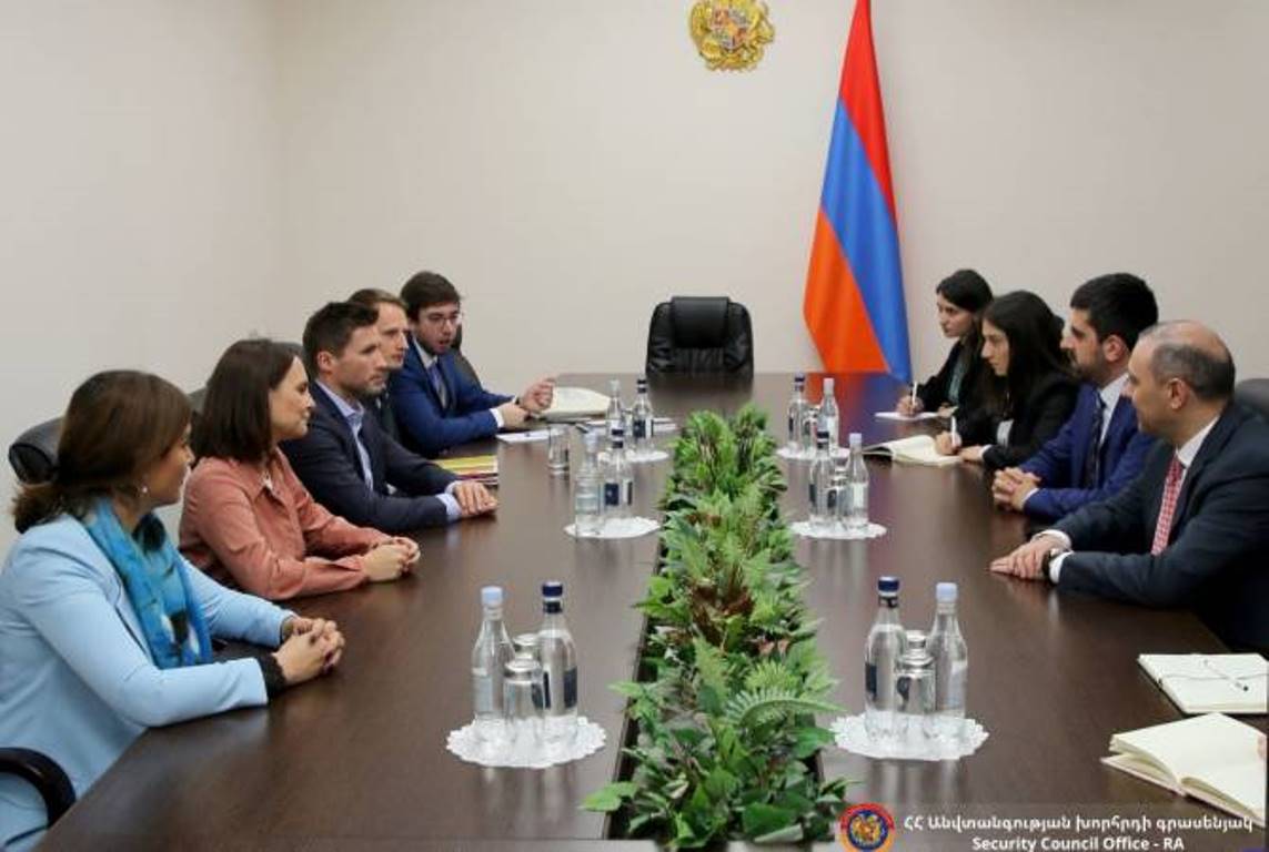 Секретарь Совбеза Армении принял группу молодых делегатов Парламентской Ассамблеи ОБСЕ