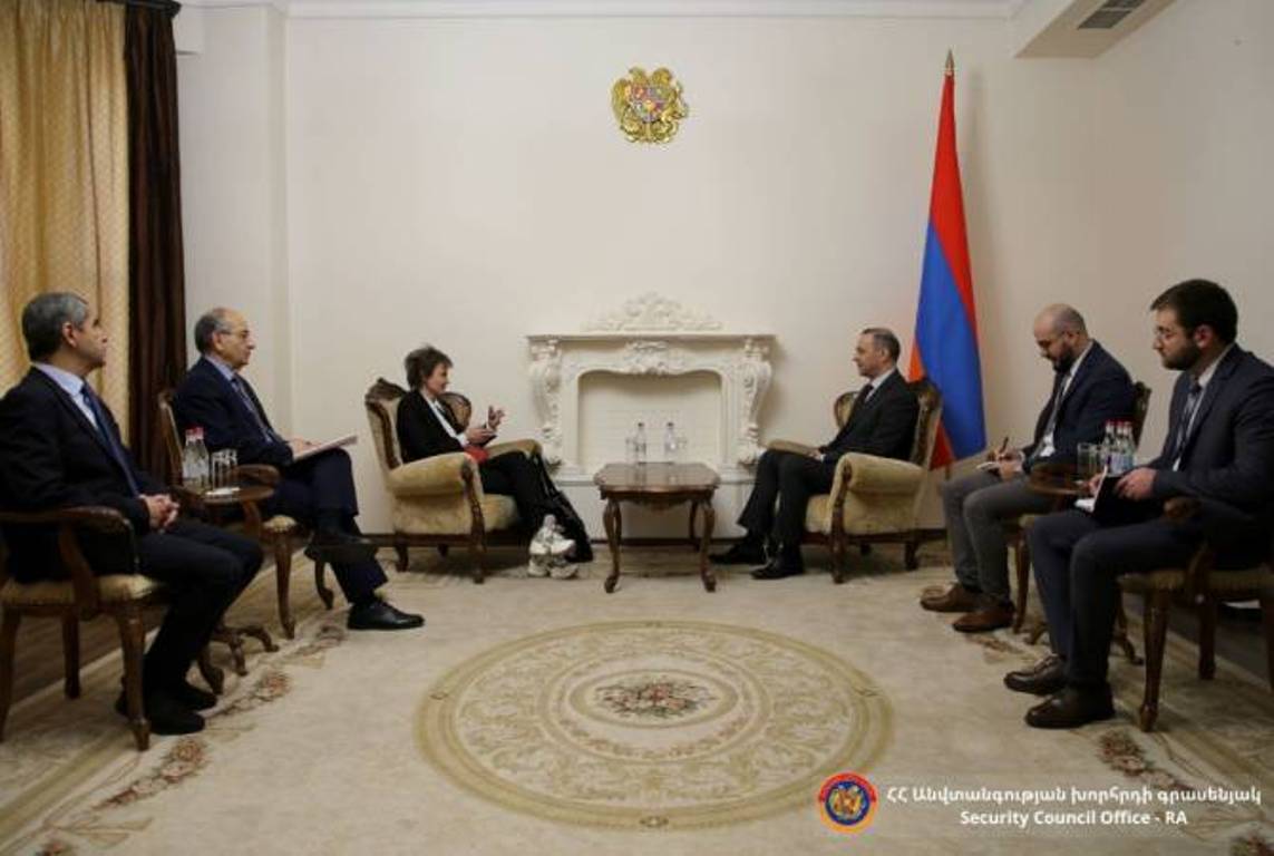 Секретарь Совбеза Армении представил экс-президенту Швейцарии последствия агрессии Азербайджана против Армении