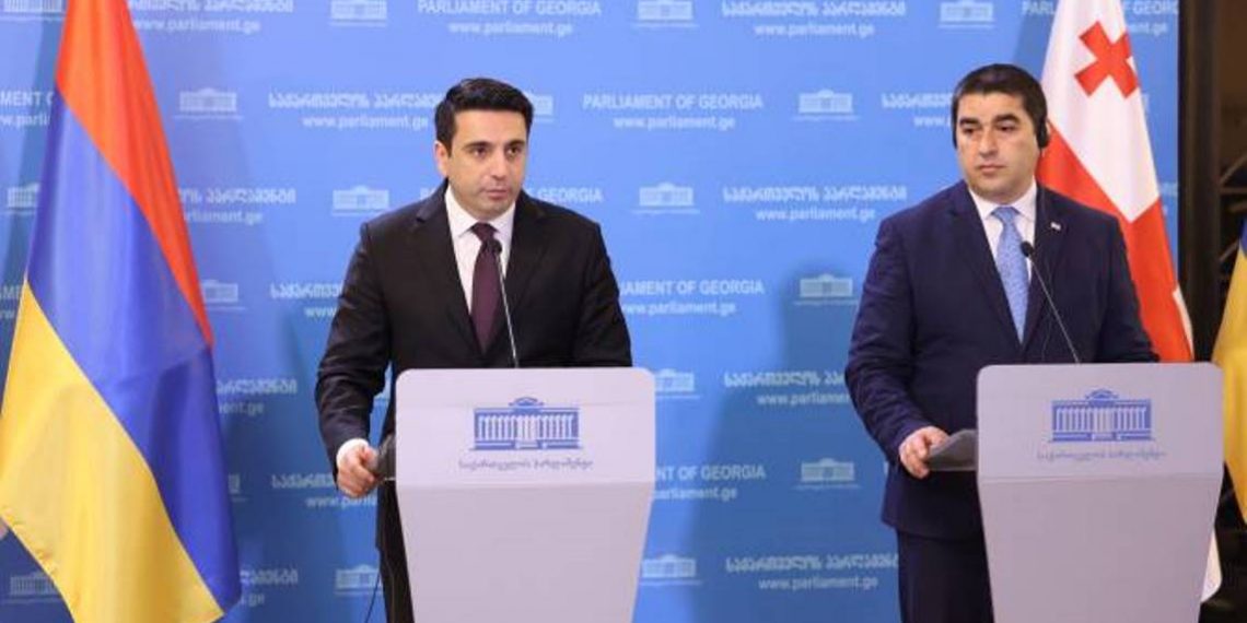 Ален Симонян в Тбилиси представил журналистам подробности встречи со спикером Парламента Грузии