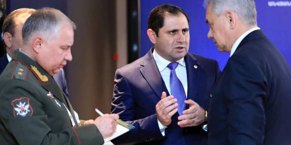 Министры обороны Армении и России обсудили вопросы, касающиеся сотрудничества в области обороны