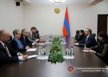 Секретарь Совета безопасности Армении принял управляющего директора Европейской службы внешних связей 
