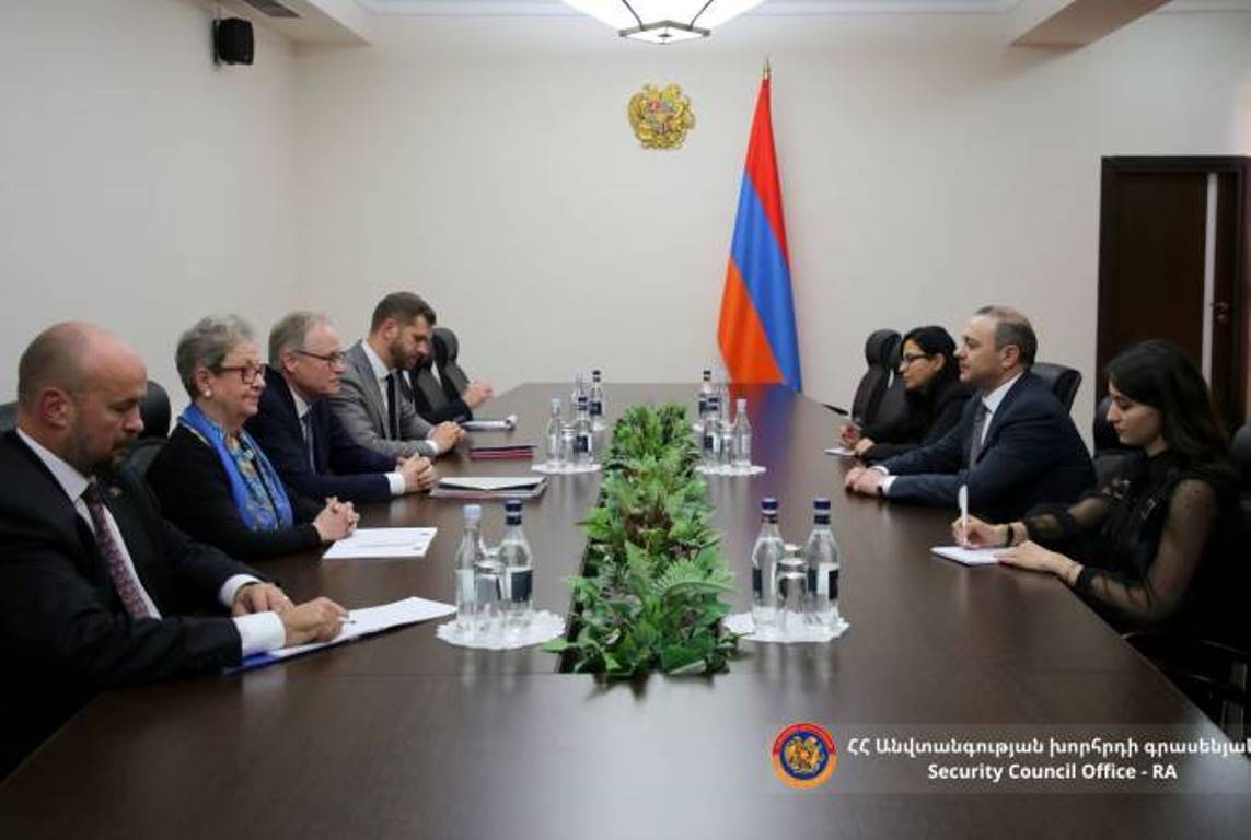 Секретарь Совета безопасности Армении принял управляющего директора Европейской службы внешних связей 