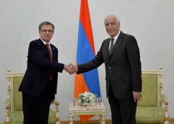 Первый резидентный посол Уругвая вручил верительные грамоты президенту Армении