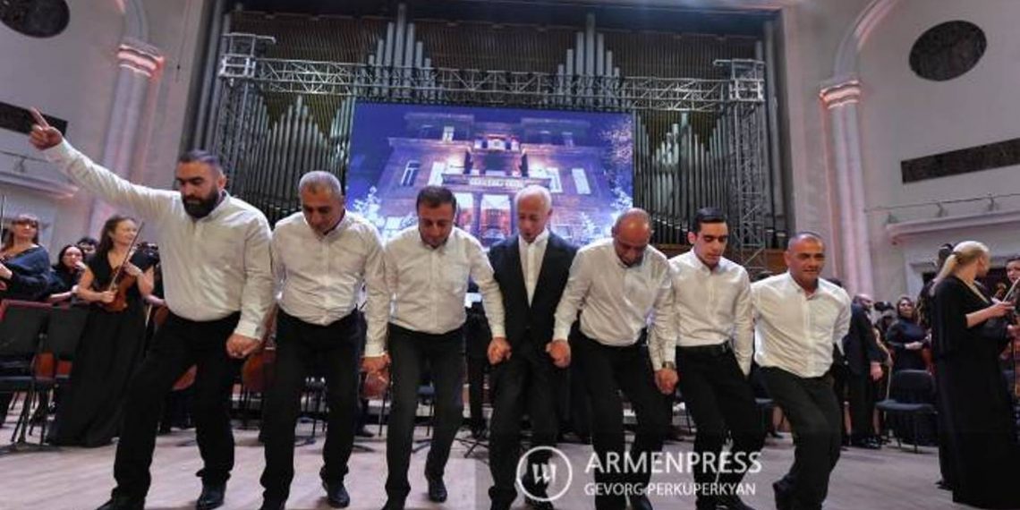 В Ереване прошел благотворительный концерт Владимира Спивакова: ребята «Дома Солдата» станцевали с дирижером кочари