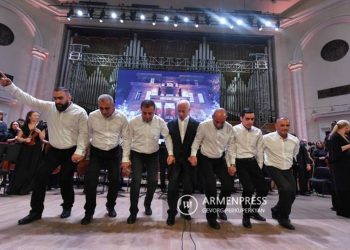 В Ереване прошел благотворительный концерт Владимира Спивакова: ребята «Дома Солдата» станцевали с дирижером кочари