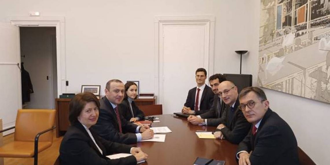 Секретарь Совбеза Армении обсудил с должностными лицами Франции вопросы региональной безопасности