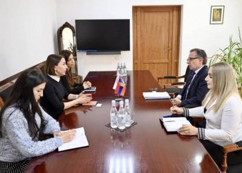 Омбудсмен Армении представила послу Уругвая работу по борьбе с насилием в отношении женщин