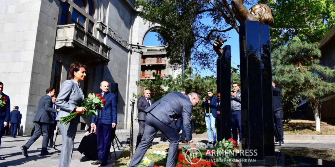 На площади Свободы состоялось открытие памятника Огану Дуряну