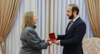 Посол США Линн Трейси, завершающая дипломатическую миссию в Армении, награждена почетной медалью МИД