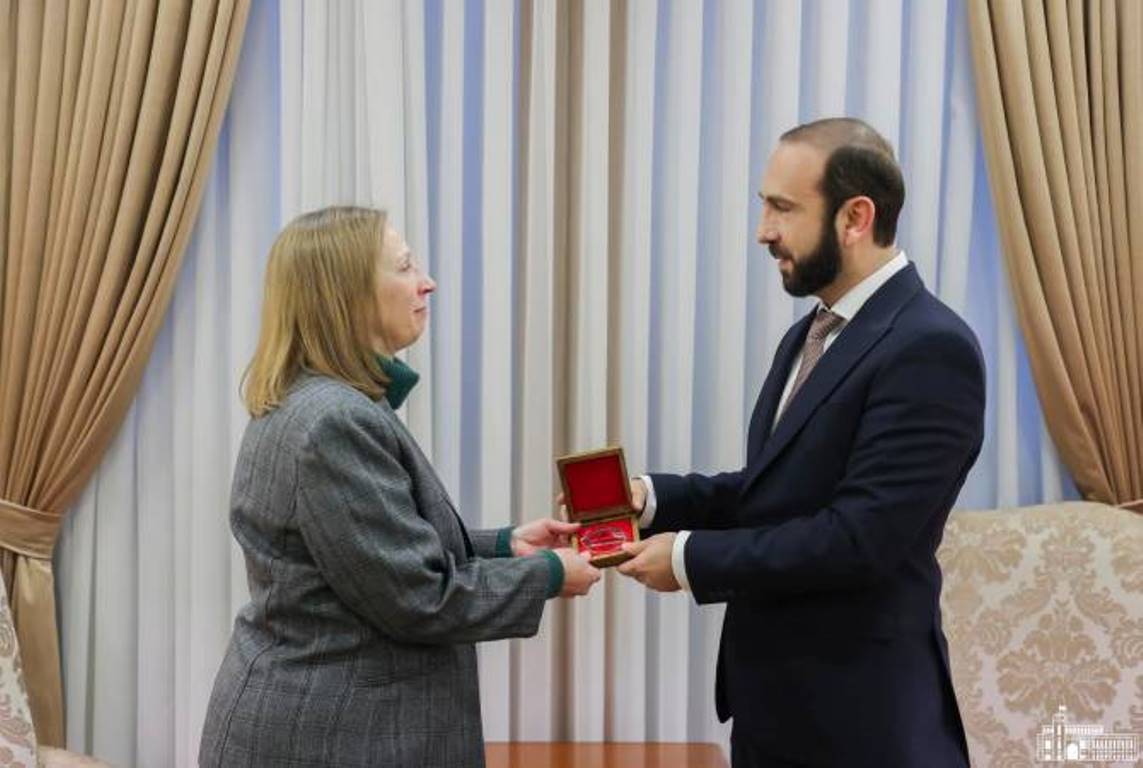 Посол США Линн Трейси, завершающая дипломатическую миссию в Армении, награждена почетной медалью МИД