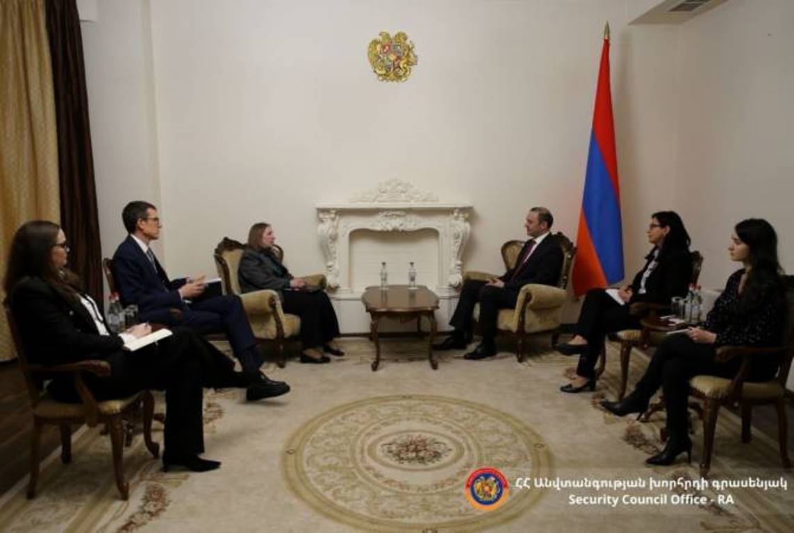 Секретарь Совета безопасности Армении провел встречу с послом США