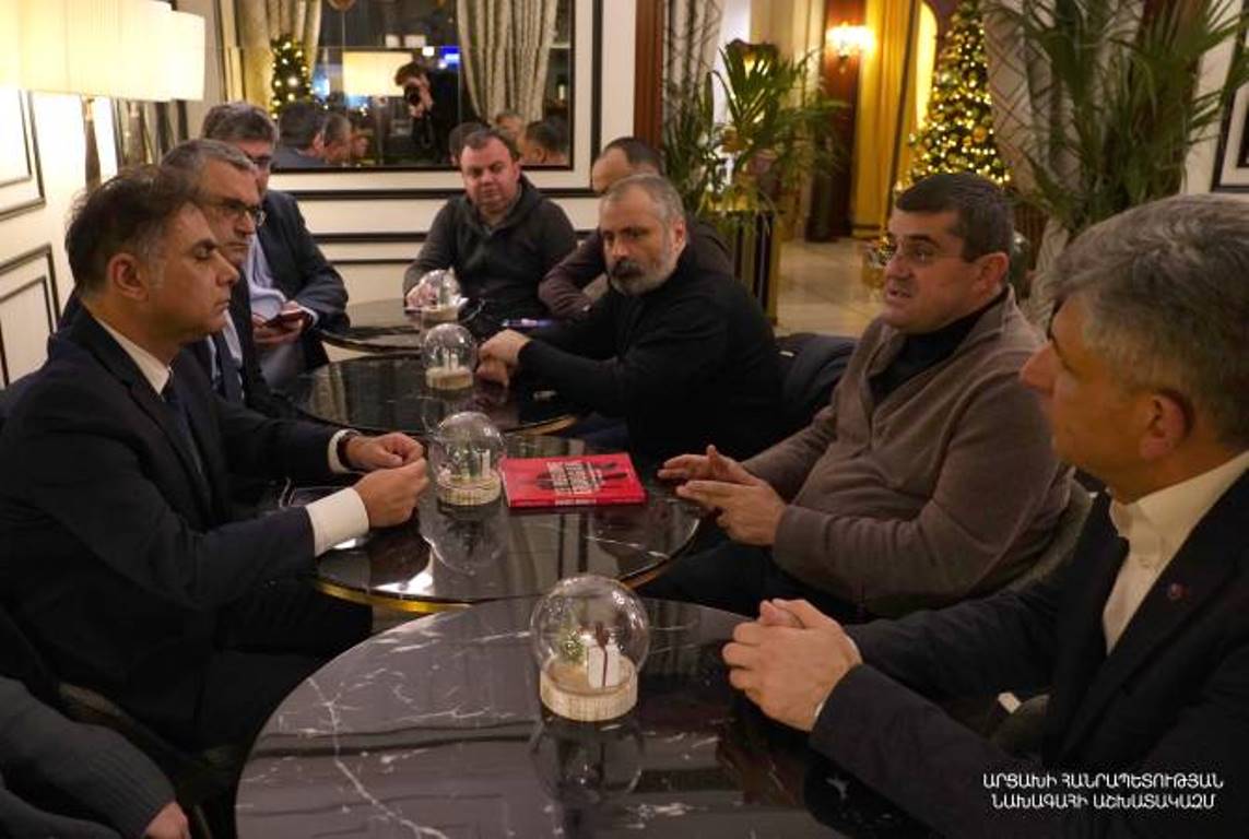 Возглавляемая президентом Арцаха делегация встретилась в Париже с представителями ЦК АРФД Франции