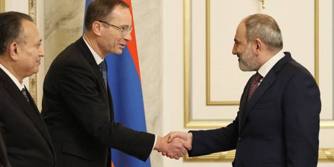 Премьер-министр принял делегацию управляющей пенсионными фондами компании “Амунди Групп”