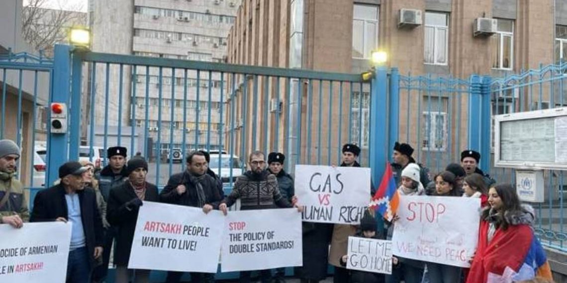 Группа протестующих заблокировала все входы к представительству ООН в Армении