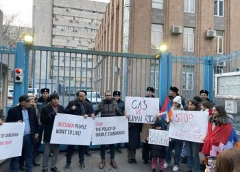 Группа протестующих заблокировала все входы к представительству ООН в Армении