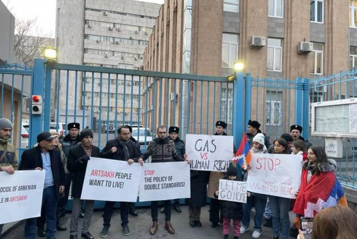 Группа протестующих заблокировала все входы к представительству ООН в Армении