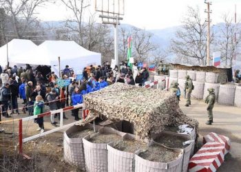 Азербайджан уже 23 дня блокирует единственную дорогу, соединяющую Арцах с миром