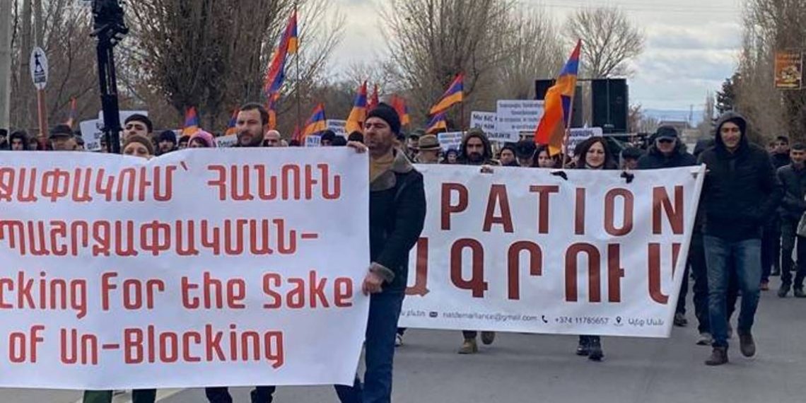 В Гюмри полиция задержала участников акции, перекрывших дорогу к 102-й военной базе РФ