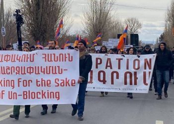 В Гюмри полиция задержала участников акции, перекрывших дорогу к 102-й военной базе РФ