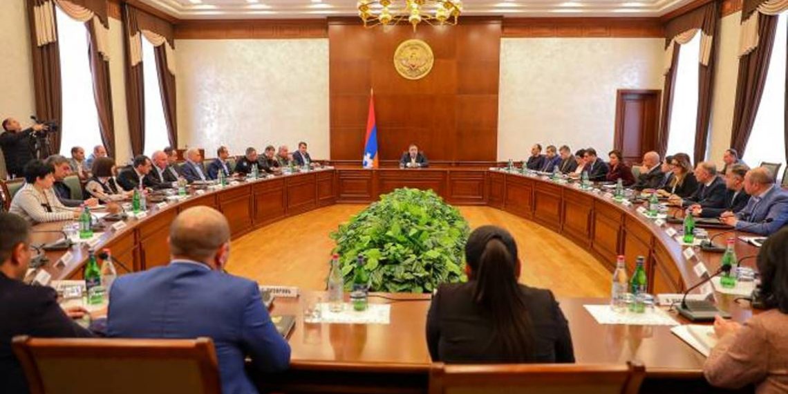 Наш народ выбрал борьбу за право жить на своей земле: госминистр Арцаха созвал расширенное совещание