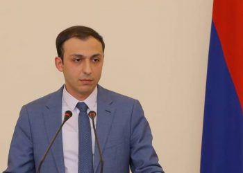 Группа азербайджанцев с видеокамерами ворвалась в машину, перевозящую детей из Армении в Арцах: Омбудсмен Арцаха