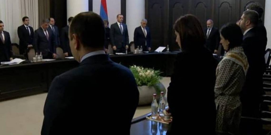 Члены правительства минутой молчания почтили память 15 военнослужащих, погибших в результате пожара