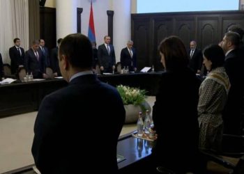 Члены правительства минутой молчания почтили память 15 военнослужащих, погибших в результате пожара