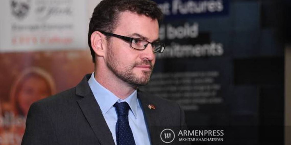 Посол Великобритании в Армении выразил соболезнования в связи с гибелью 15 военнослужащих